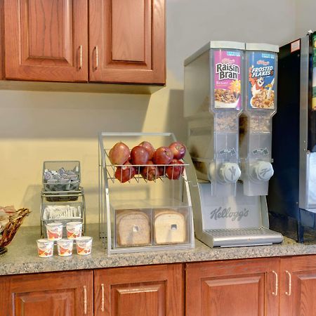 Super 8 By Wyndham Louisville/Expo Center Εξωτερικό φωτογραφία