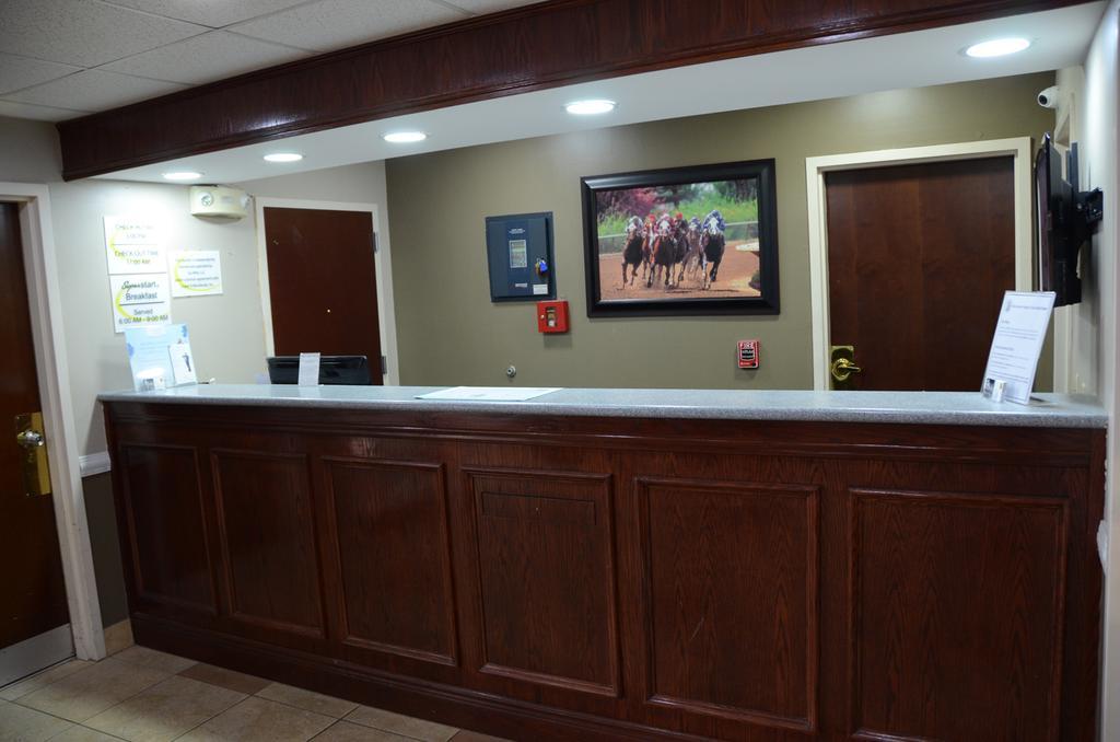 Super 8 By Wyndham Louisville/Expo Center Εξωτερικό φωτογραφία